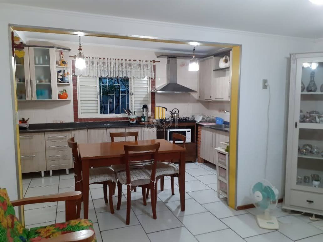 Casa para Venda - 250m², 3 dormitórios, 1 vaga - Camaquã, Porto Alegre