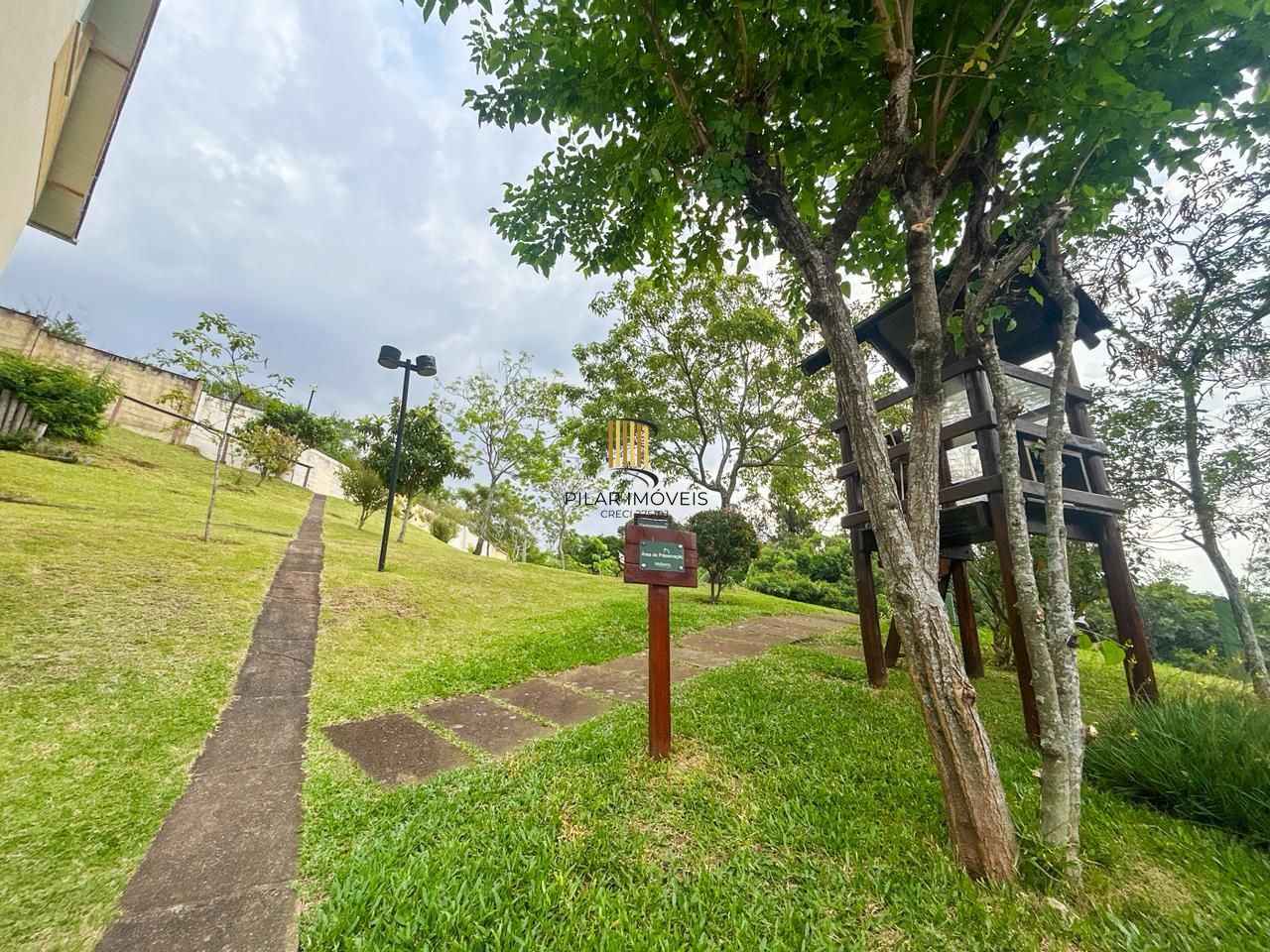 Casa em Condomínio com 03 quartos, 01 suíte e 02 vagas cobertas - Teresópolis