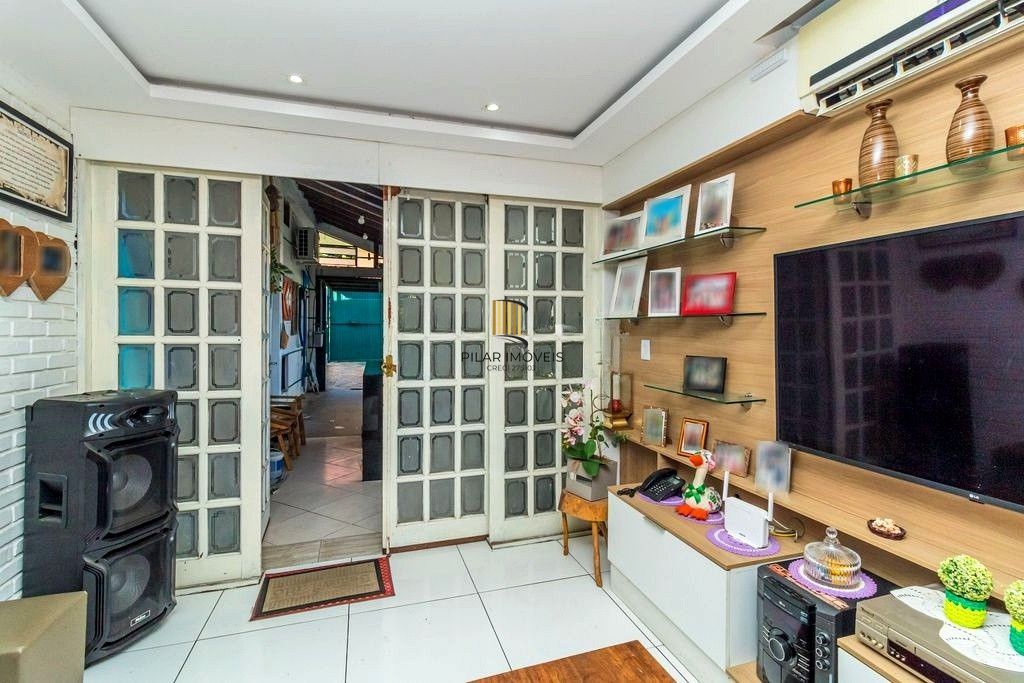 CASA 03 dormitórios, 2 suítes,  216m² privativos  com piscina no BAIRRO MEDIANEIRA