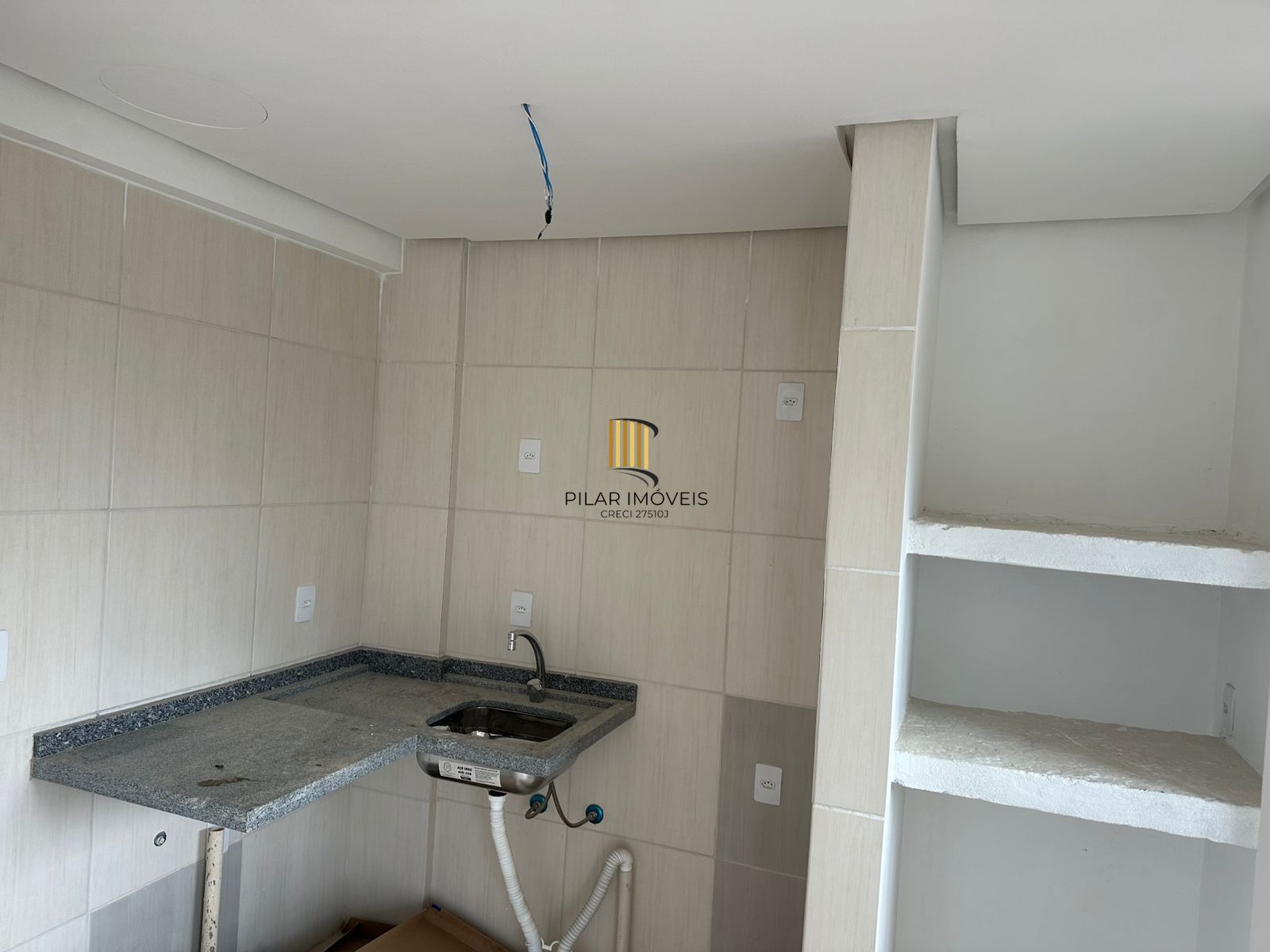 Apartamento com 02 quartos e 01 vaga escriturada no Bairro Cavalhada
