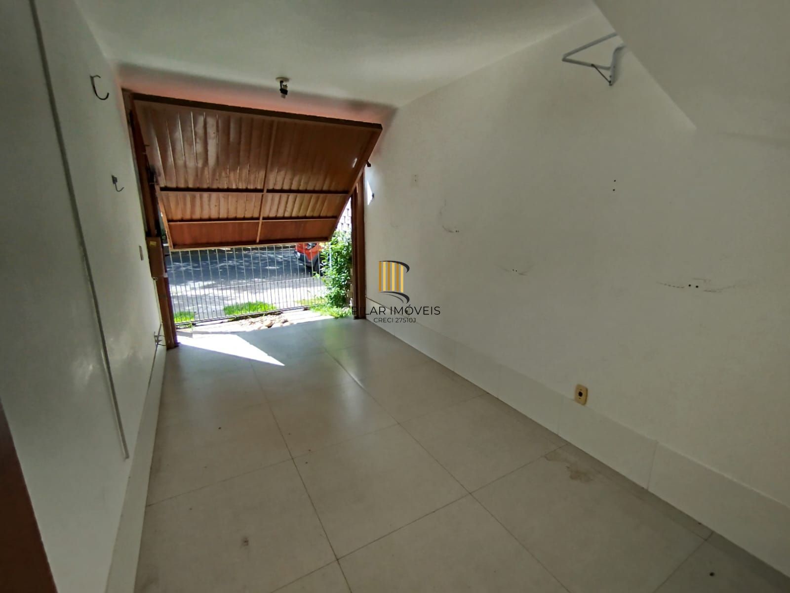 Casa com 03 quartos e 01 vaga no Bairro Cristal