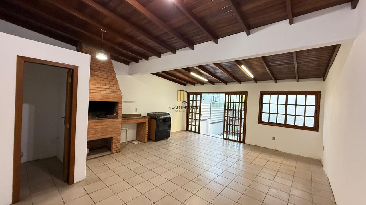 CASA 3 DORMITÓRIOS 4 BANHEIROS 4 VAGAS 1 SUÍTE, PÁTIO NO BAIRRO MEDIANEIRA PORTO ALEGRE/RS