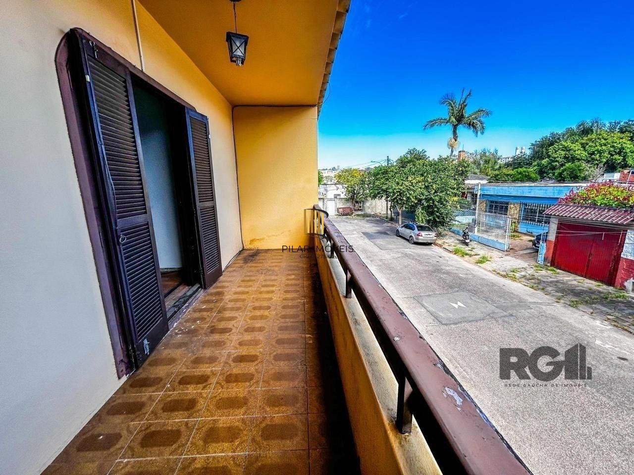 Casa com 2 salas comerciais, 3 quartos, vaga de garagem churrasqueira, suíte, no bairro Cavalhada, Porto Alegre/RS