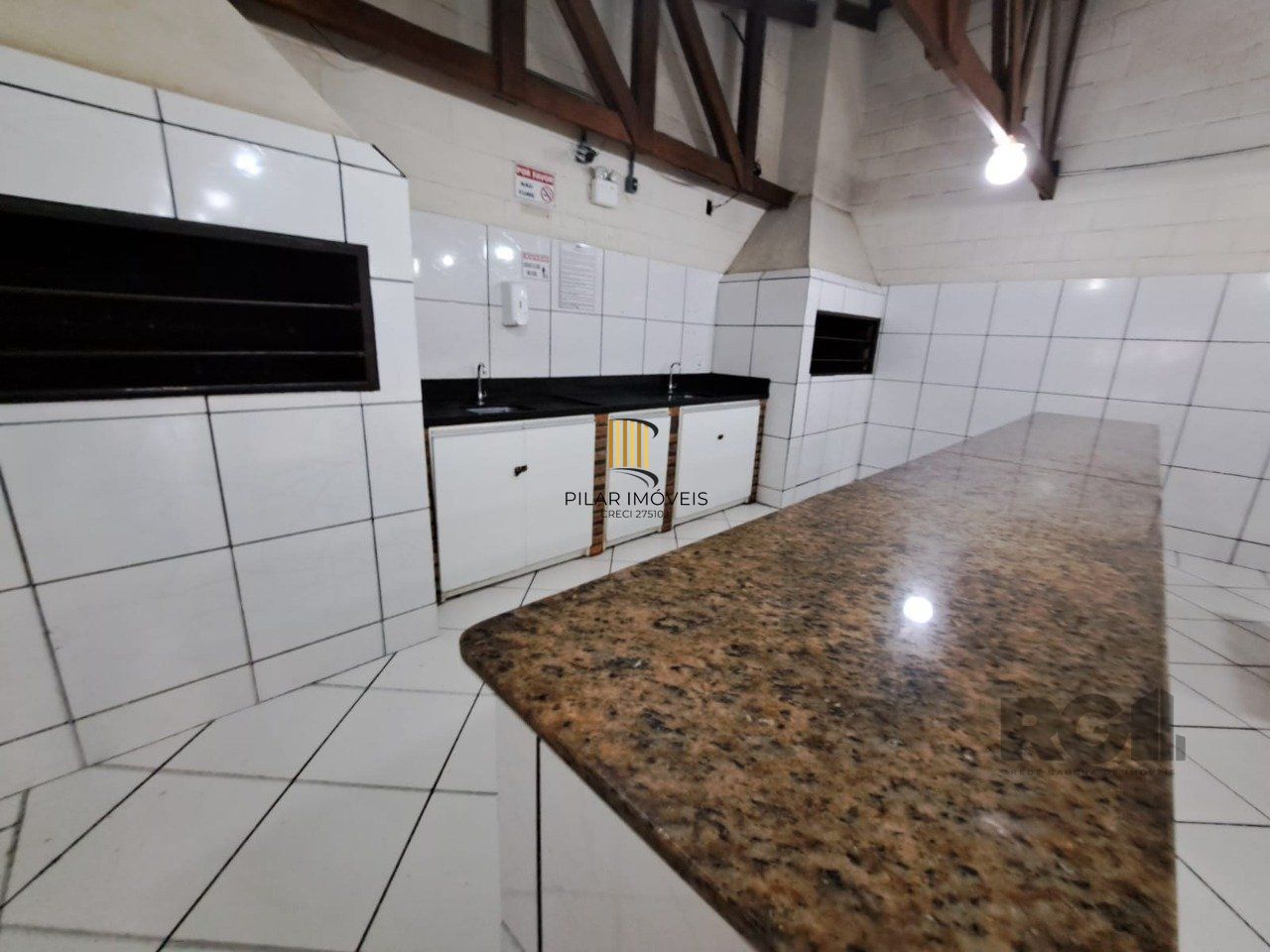 Apartamento semimobiliado de 2 dormitórios no bairro Vila Nova