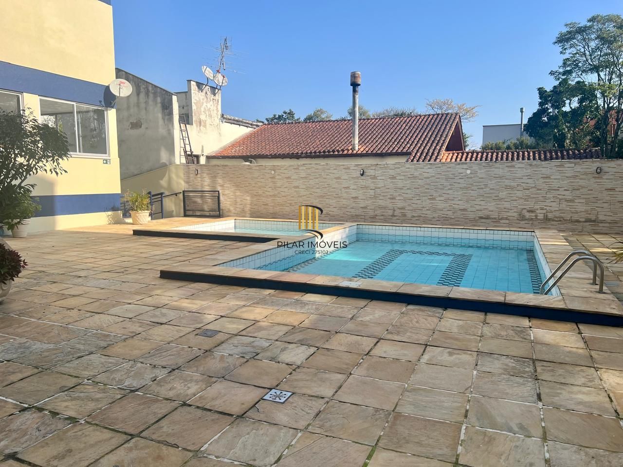 Apartamento 3 dormitorios, 1 suite, 2 vagas de garagem mais dependência de empregada no bairro tristeza.
