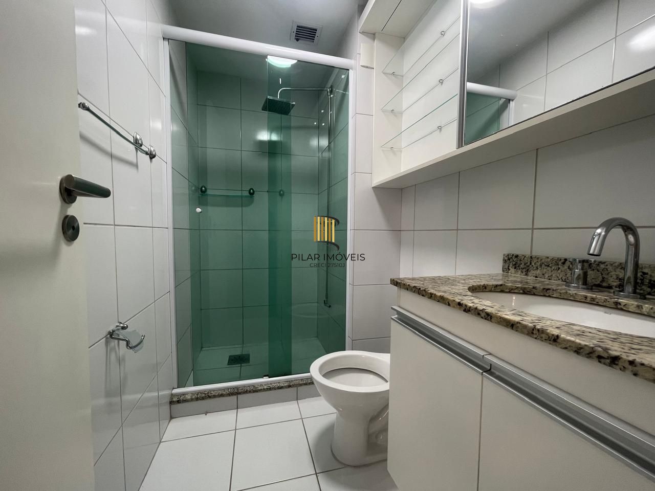 Impecável apartamento semimobiliado, 2 dormitórios, 2 banheiros e 1 vaga coberta