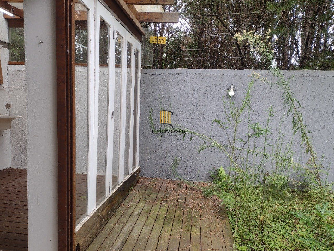 CASA TÉRREA - 2 DORMITÓRIOS, ÁREA COBERTA COM CHURRASQUEIRA , TERRAÇO - 02 VAGAS