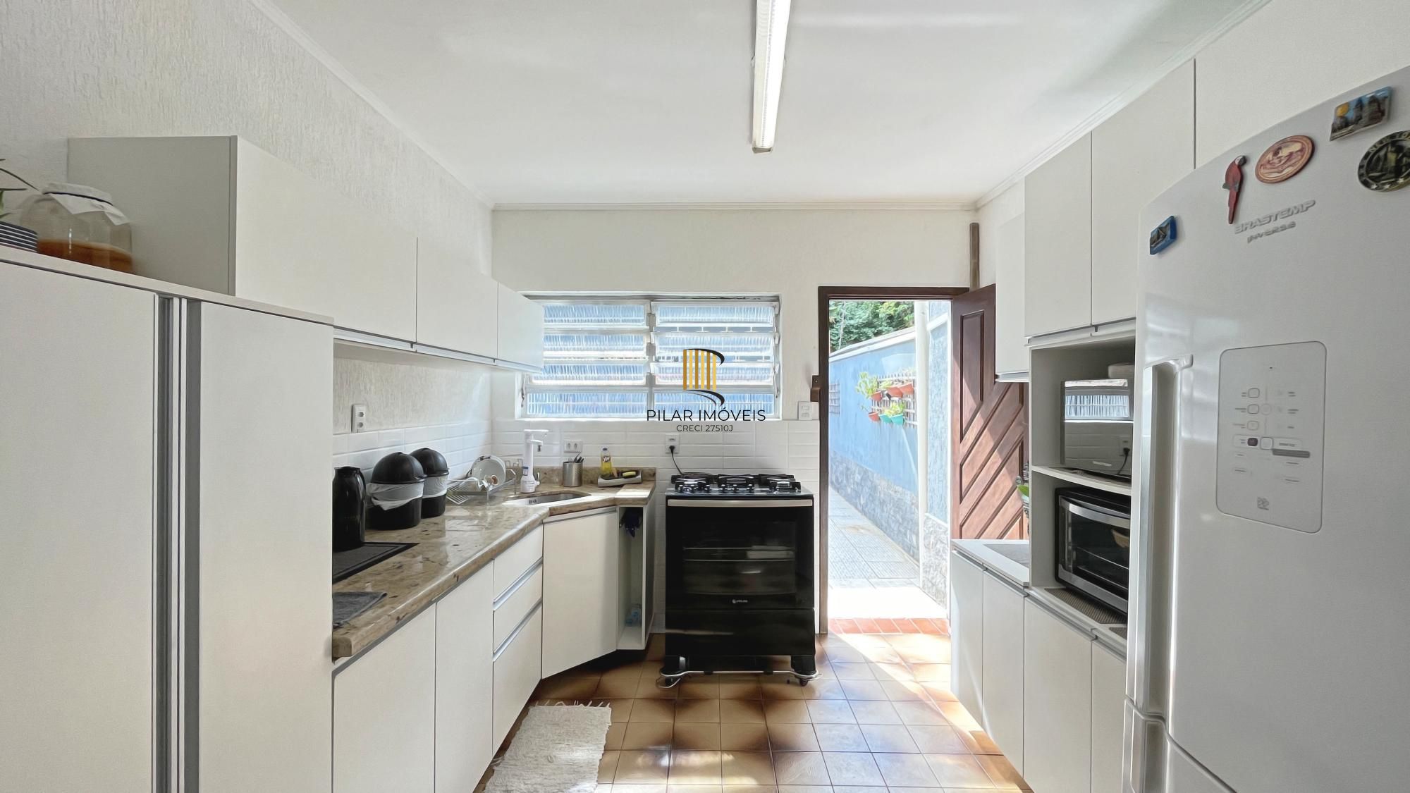 Casa de 156m², com 3 dormitórios, 1 suíte em terreno de 450m²; na Vila Nova