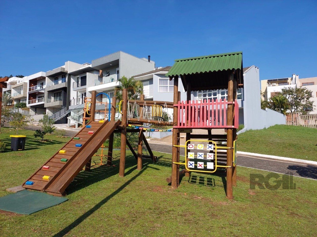 Casa para Venda - 296m², 3 dormitórios, sendo 1 suites, 3 vagas - Vila Nova, Porto Alegre