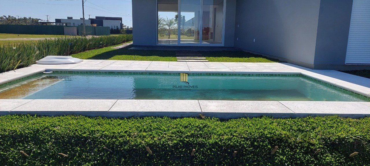 Casa em condomínio com 3 dormitórios, sendo todos suítes em Torres