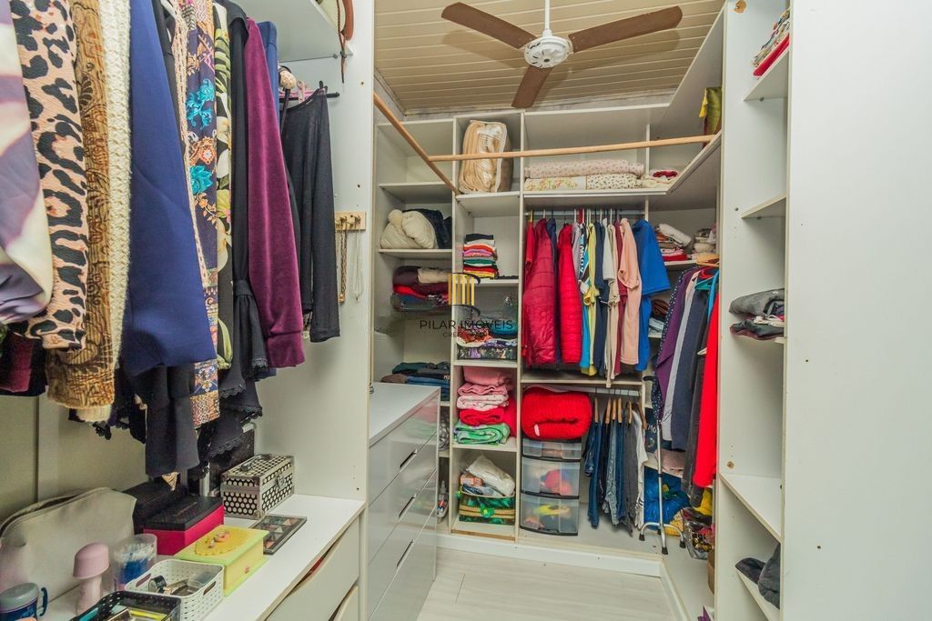 CASA 03 dormitórios, 2 suítes,  216m² privativos  com piscina no BAIRRO MEDIANEIRA