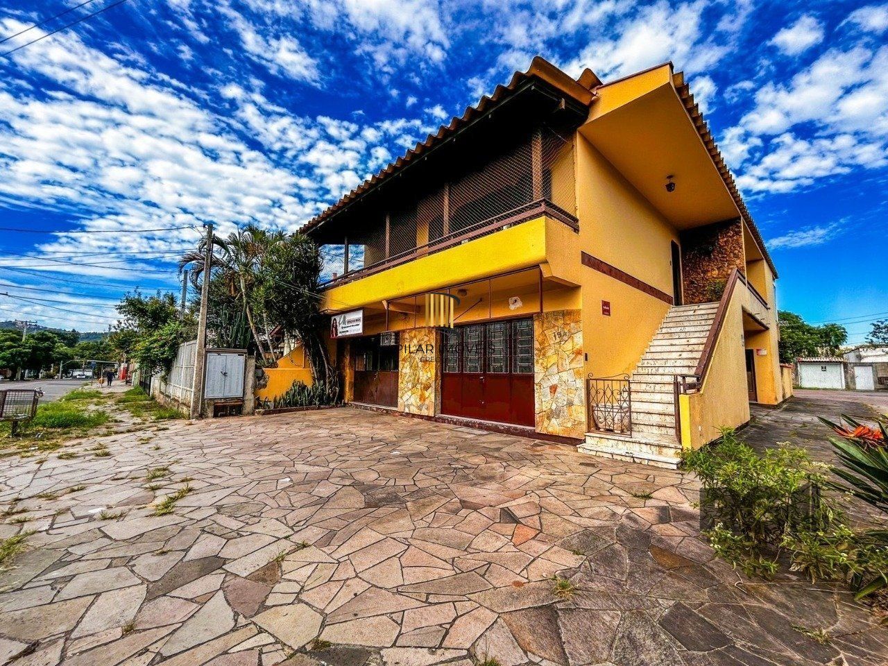 Casa com 2 salas comerciais, 3 quartos, vaga de garagem churrasqueira, suíte, no bairro Cavalhada, Porto Alegre/RS - Pilar Imóveis