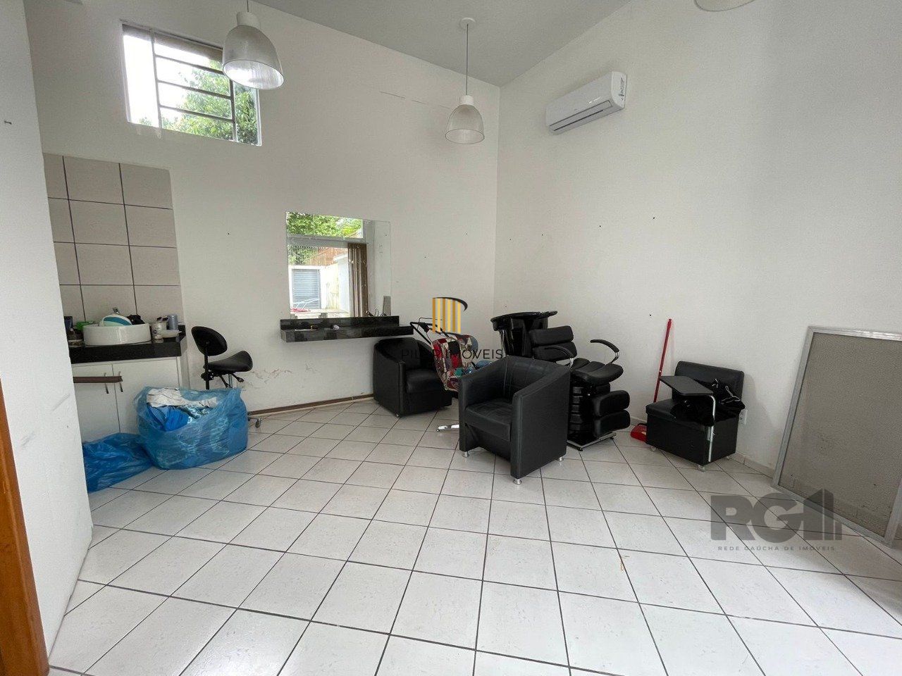 Prédio comercial 225m², com 5 lojas individuais, pé direito alto - ótima localização na Vila Conceição.