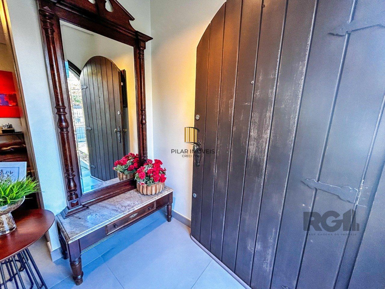 Casa 3 dormitórios, suíte, lareira, churrasqueira,, pátio, vaga garagem com 309 m² privativos.