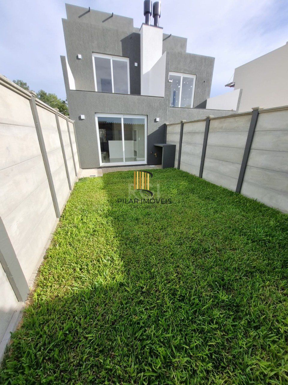 Casa 3 dormitórios no bairro Guarujá