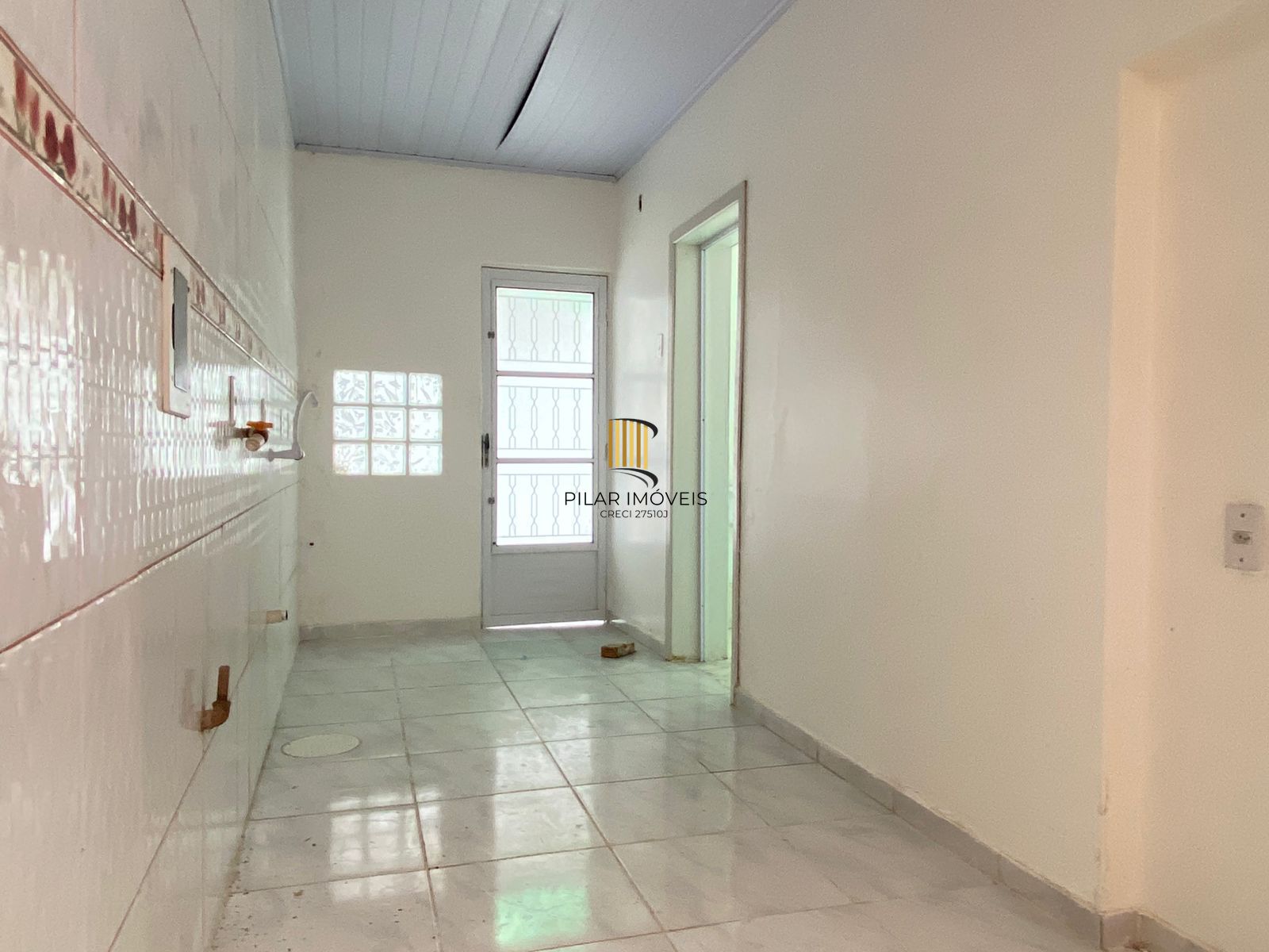 Casa de (3)três quartos, sendo uma suíte com duas vagas de garagem.