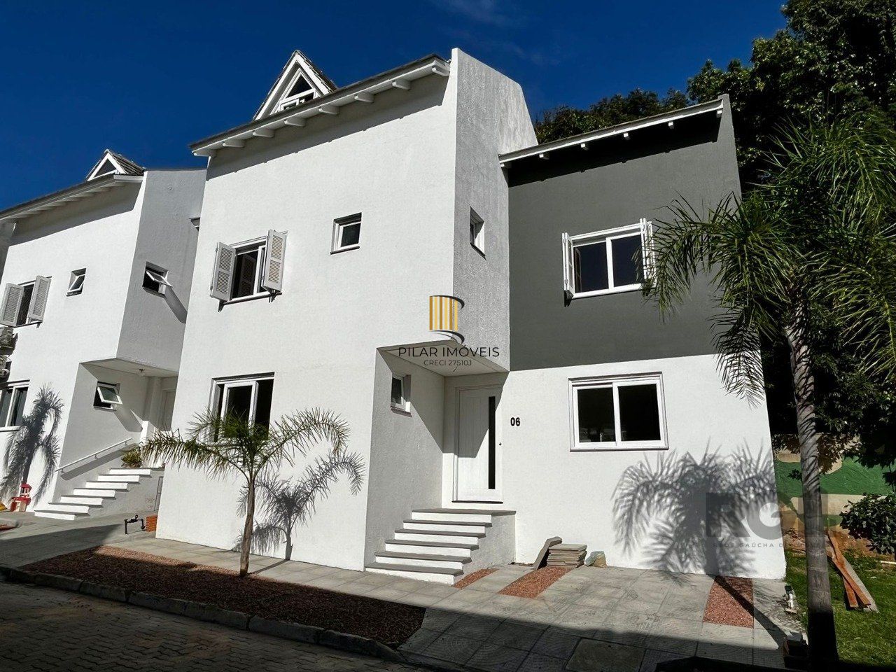 casa 3 dormitórios  1 suíte, 2 vagas, condomínio com piscina 240,22m² privativos no Bairro Vila Nova Porto Alegre/RS