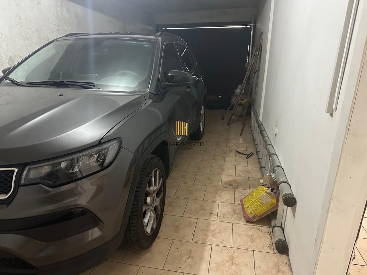 Casa com 03 quartos e 02 vagas de garagem