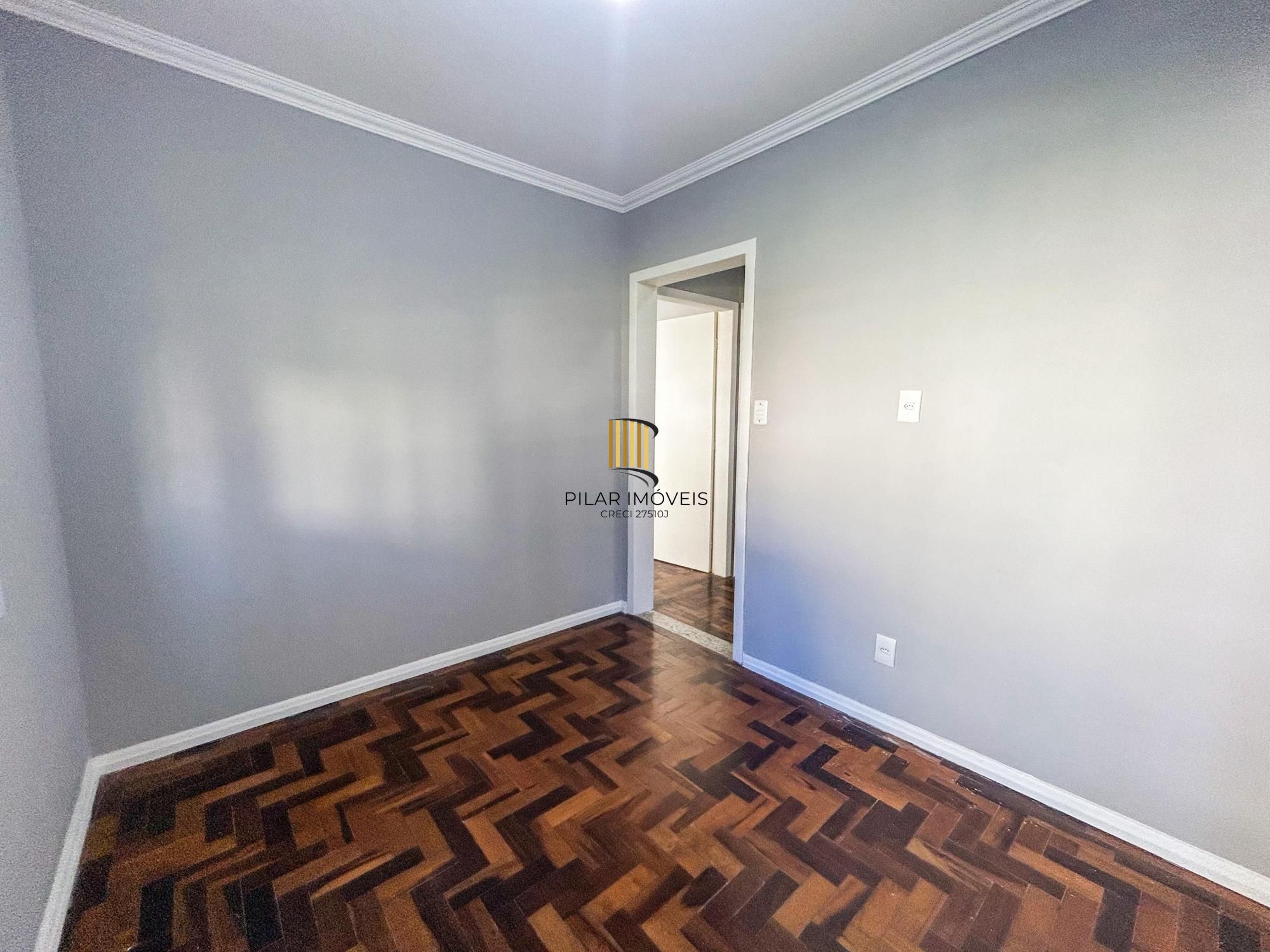 Ótimo apto 03 dormitórios, transformados em 2 dormitórios com living estendido no BAIRRO CRISTAL