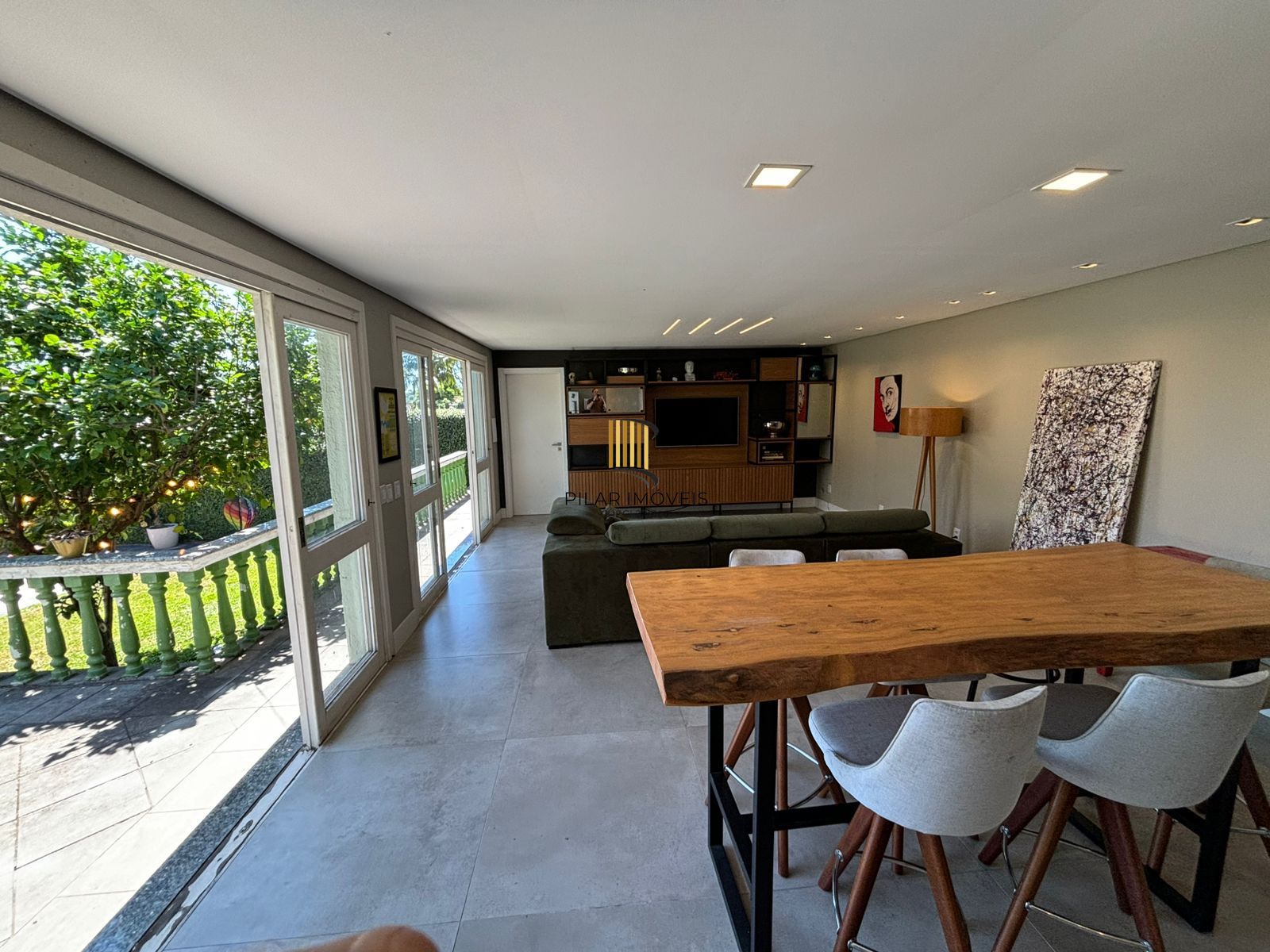 Casa 4 dormitórios, 1 suíte, 03 vagas, Bairro Três Figueiras, Porto Alegre.