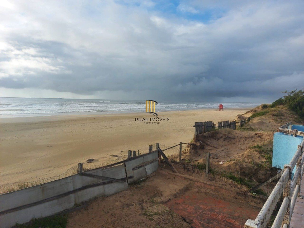 EXCELENTE CASA COM CINCO QUARTOS EM DOIS TERRENOS ESCRITURADOS À BEIRA MAR EM MARILUZ/IMBÉ