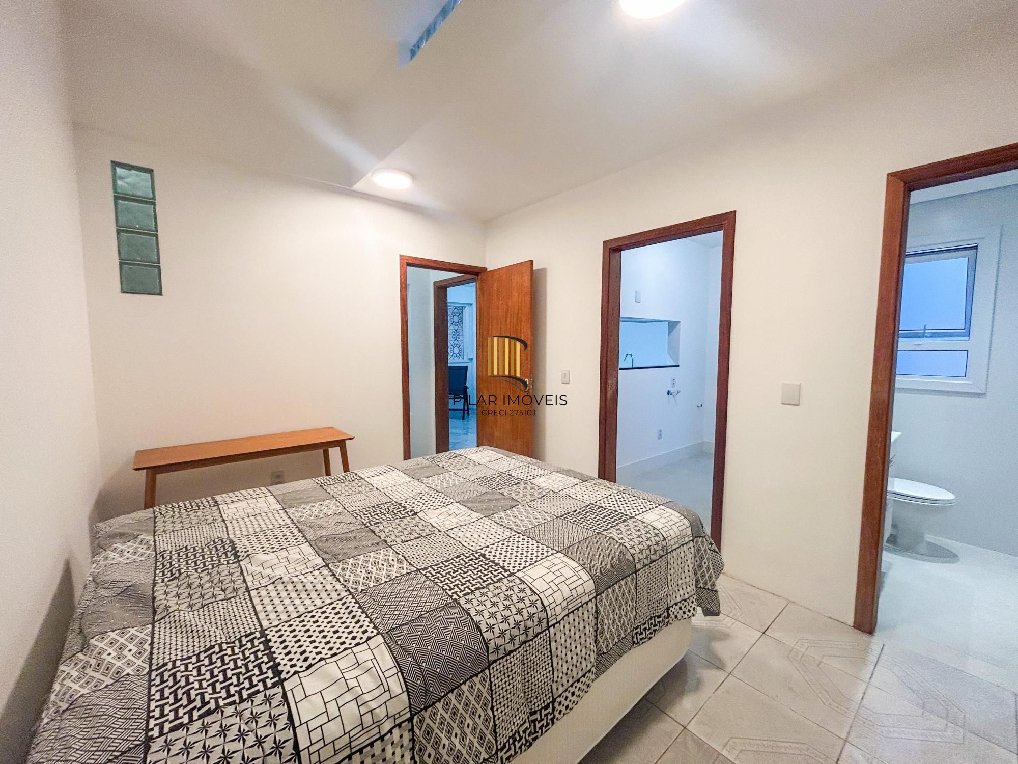 Apartamento de 1 dormitório, suíte ampla, semimobiliado, com pátio privativo no bairro Mont Serrat.