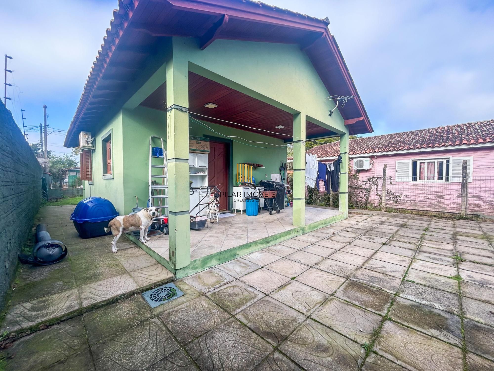 Casa 02 dormitórios e demais peças, amplo terreno plano com 300m².