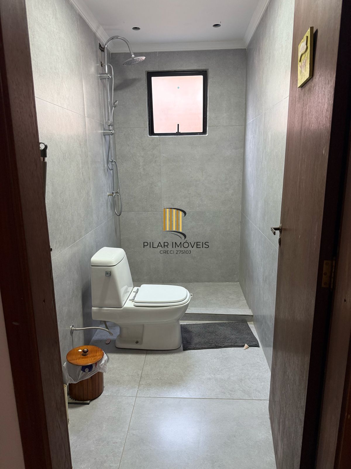 Casa com 03 quartos e 02 vagas de garagem