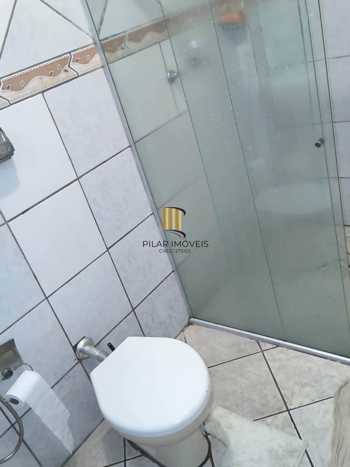 Casa com 2 vagas de garagem para carros pequenos