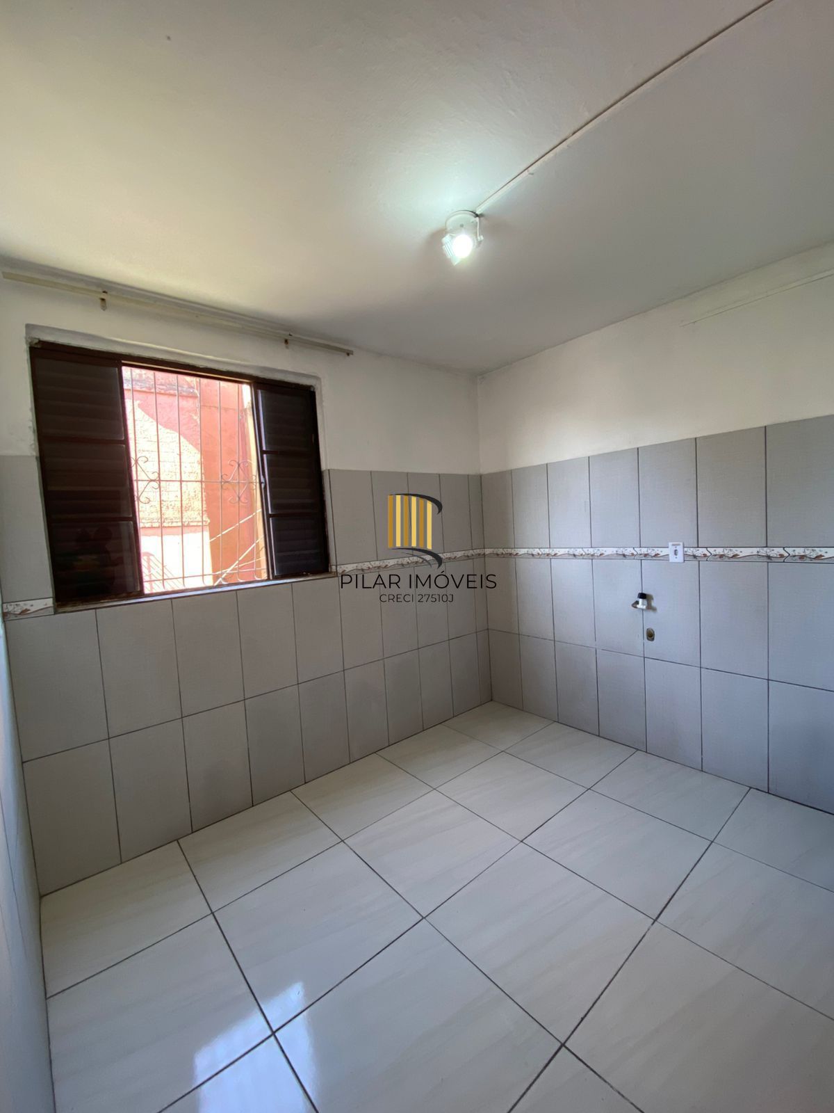 Apartamento com 02 quartos e 01 vaga no Bairro Rubem Berta em Porto Alegre