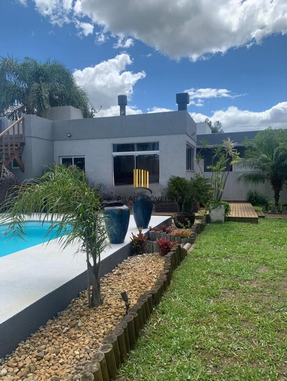 Casa na praia  Xangri-la c 222m2 privados  , 3 dormit, 2 Suites semi mobiliada c piscina. aceita imóvel como parte do pagamento em Porto Alegre