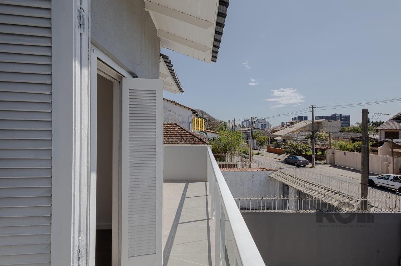 Casa de 3 dormitórios, suíte no bairro Teresópolis com 4 vagas de garagem