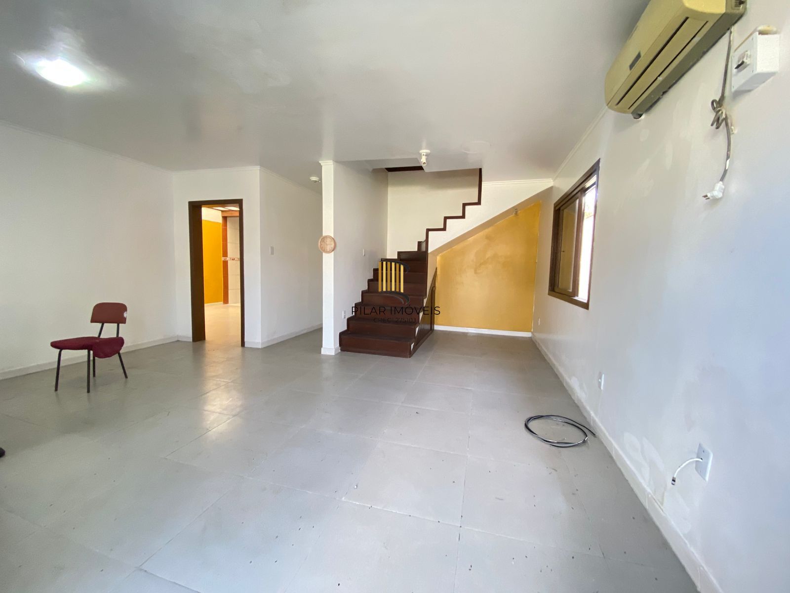 Casa de (3)três quartos, sendo uma suíte com duas vagas de garagem.