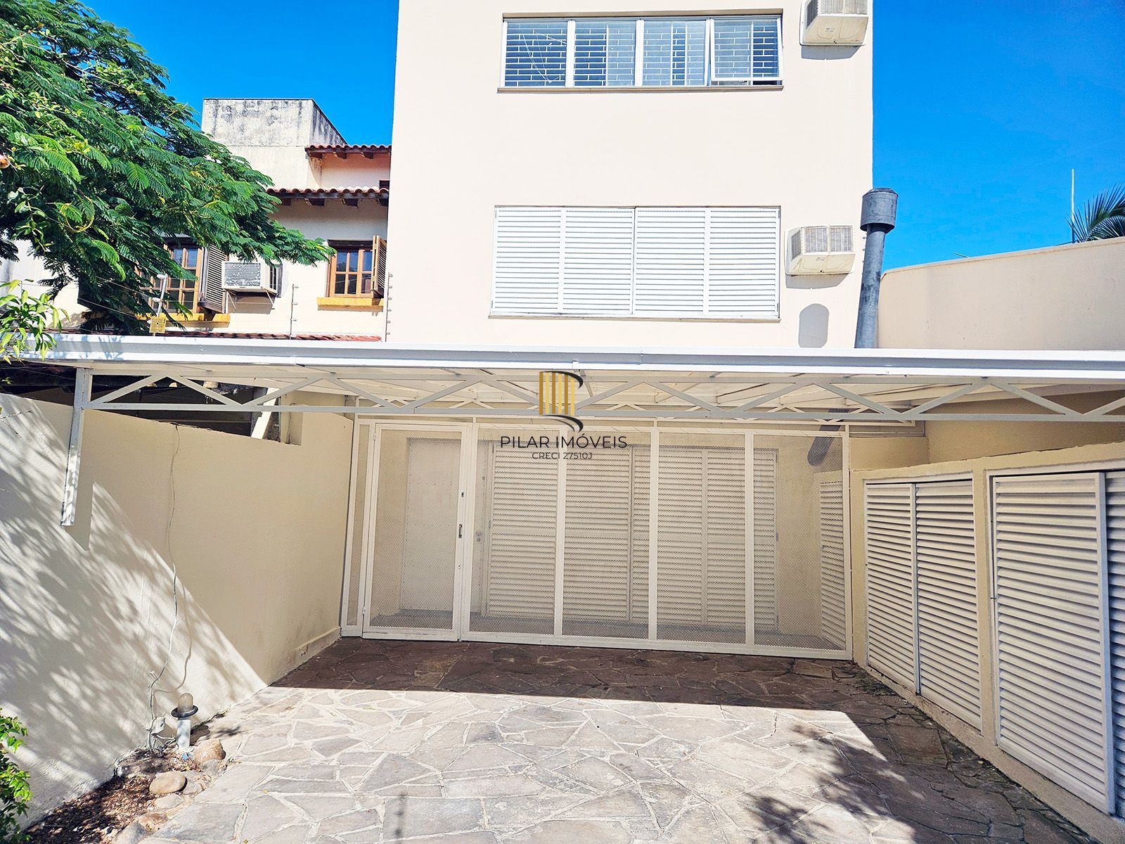 Casa com 4 quartos (02 suítes), 02 vagas cobertas no Bairro Ipanema