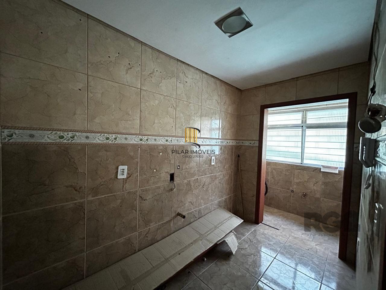 APARTAMENTO JK COM 1 QUARTO E GARAGEM COBERTA NO BAIRRO CAMAQUA PRÓXIMO À OTTO NIEMEYER