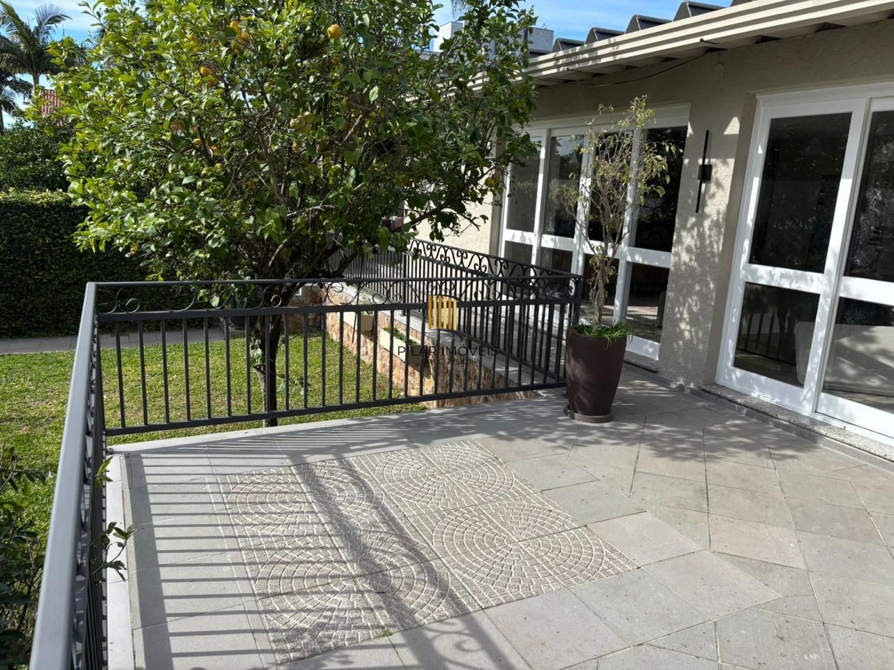 Casa 4 dormitórios, 1 suíte, 03 vagas, Bairro Três Figueiras, Porto Alegre.