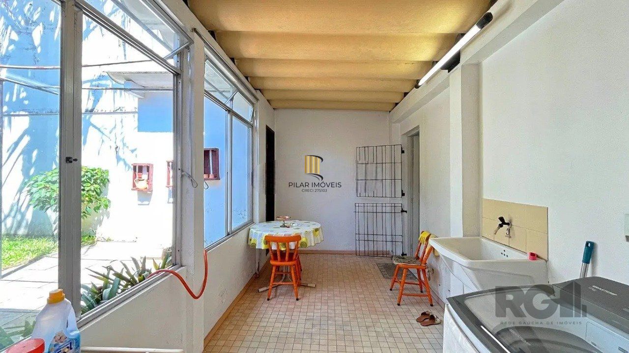 casa com 3 dormitórios, sendo 1 suíte, vaga para 4 carros, no bairro Santana