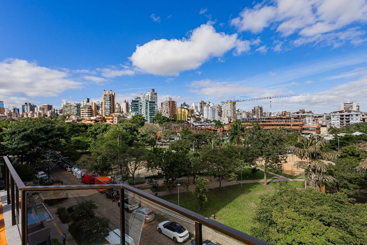Cobertura com piscina em frente a praça da Encol no bairro Bela vista.