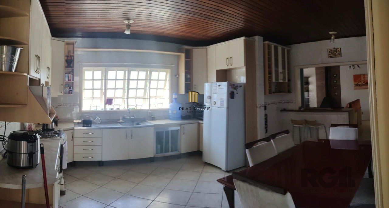 casa com 4 dormitórios, sendo 1 suíte, garagem para dois carros fechada, no bairro Santa Isabel em Viamão