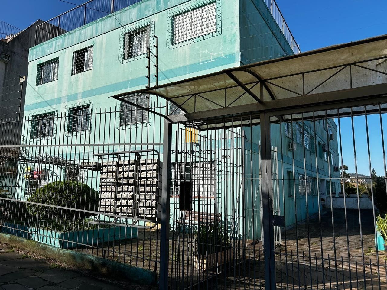 APARTAMENTO JK COM 1 QUARTO E GARAGEM COBERTA NO BAIRRO CAMAQUA PRÓXIMO À OTTO NIEMEYER