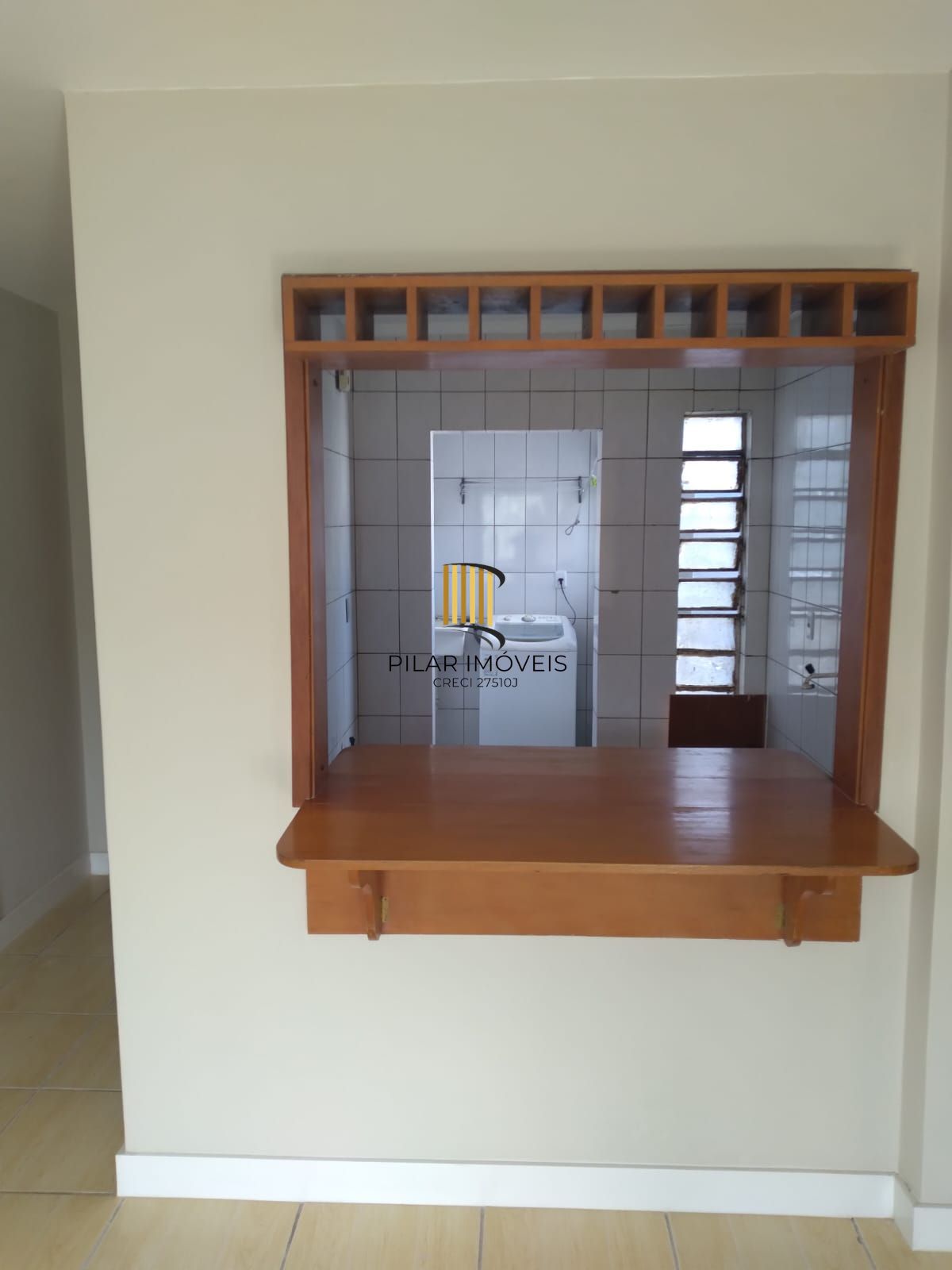 Apartamento com 02 quartos e 01 vaga escriturada e coberta, na Av. Antônio de Carvalho
