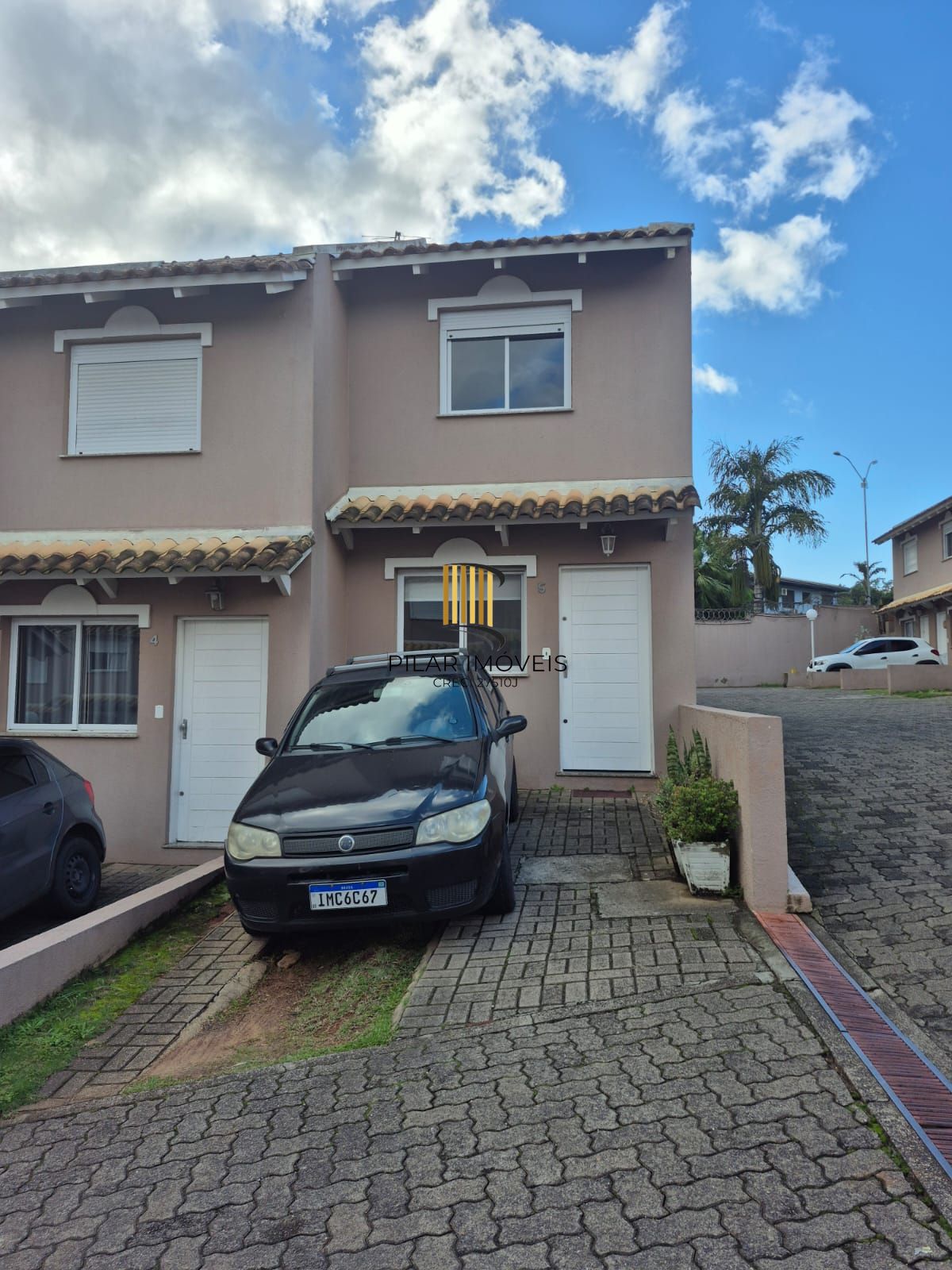 Casa com 02 quartos em Condomínio Fechado no Bairro Vila Nova