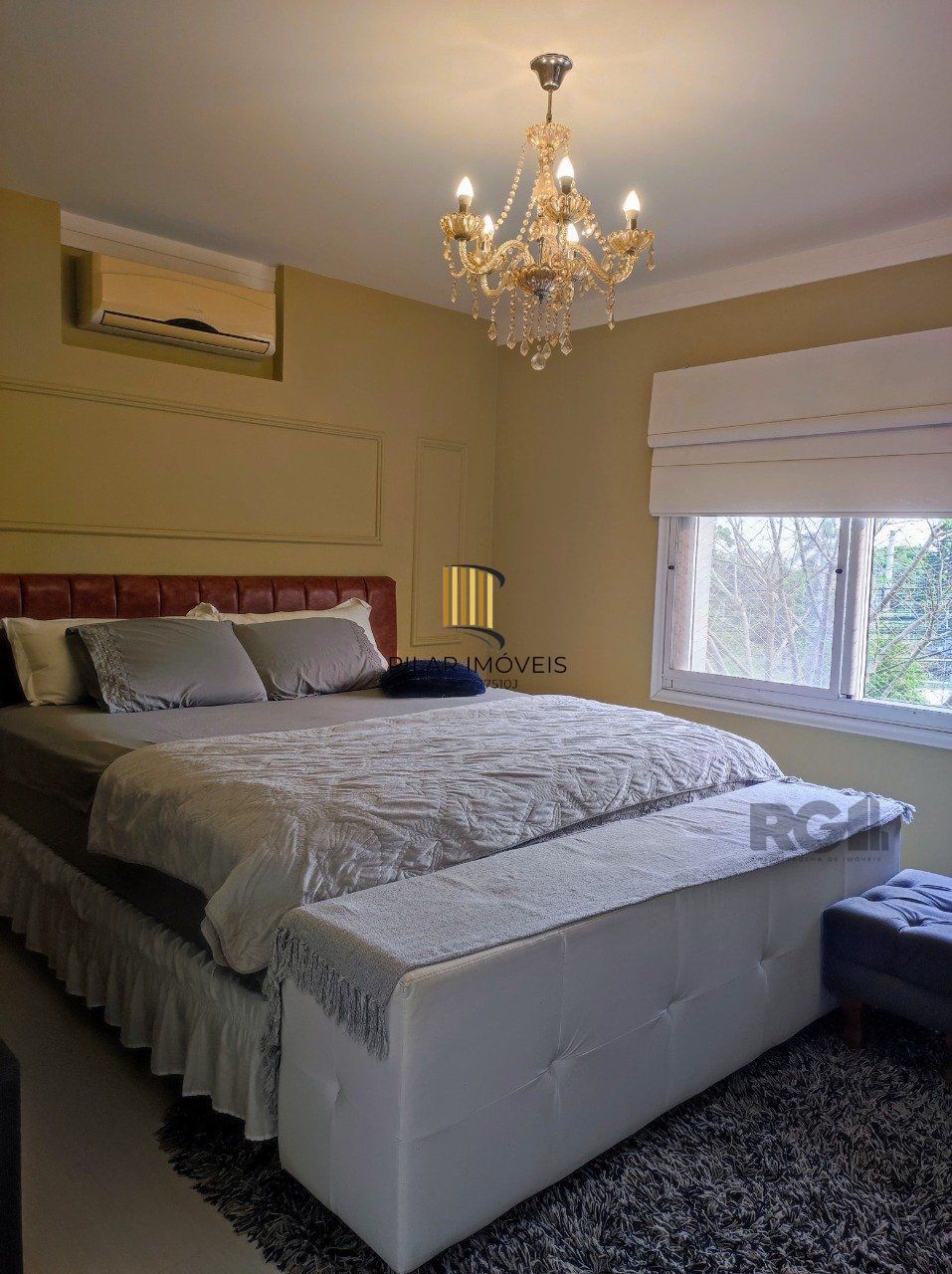 casa em condomínio com 3 suítes, sala, cozinha, lareira, churrasqueira, piscina aquecida
