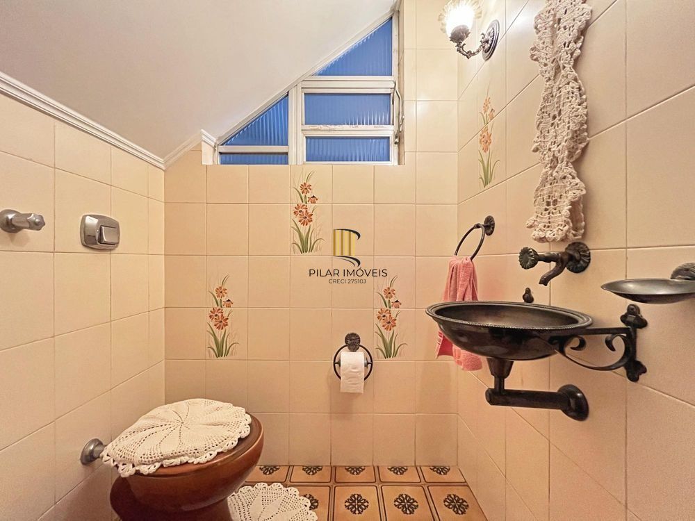 Casa ampla com piscina, adega, quiosque com churrasqueira e casa nos fundos (edícula).