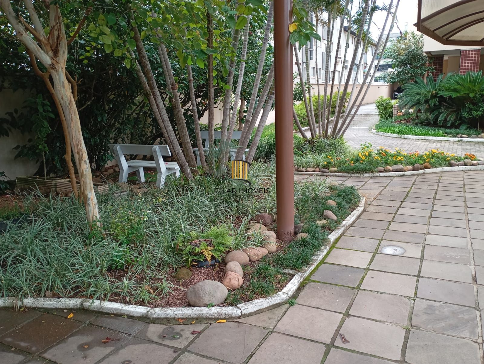 Apartamento com 02 quartos e 01 vaga coberta no Bairro Menino Deus, Porto Alegre