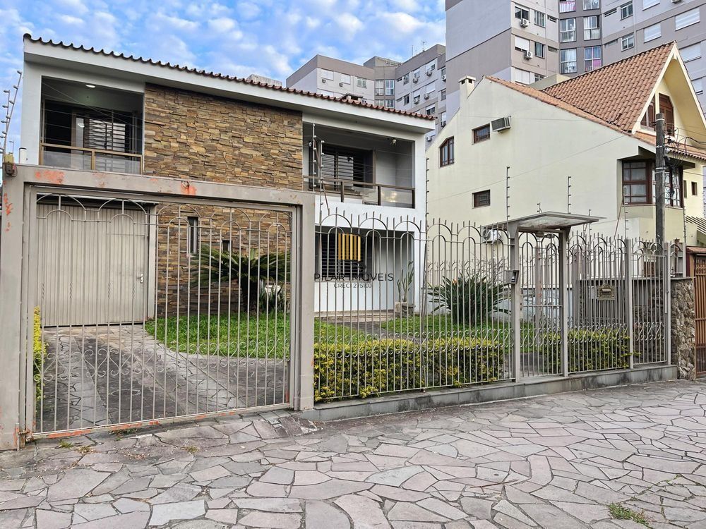 Casa ampla com piscina, adega, quiosque com churrasqueira e casa nos fundos (edícula).