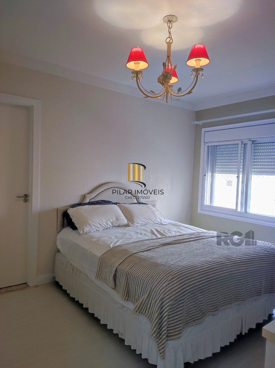 casa em condomínio com 3 suítes, sala, cozinha, lareira, churrasqueira, piscina aquecida