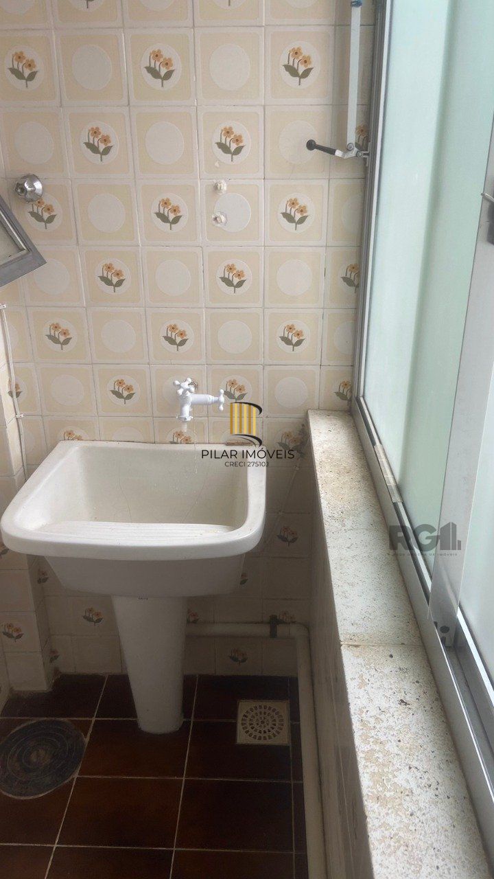 Apartamento de 2 dormitórios, sala, cozinha, banheiro, área de serviço com vaga de garagem escriturada e coberta