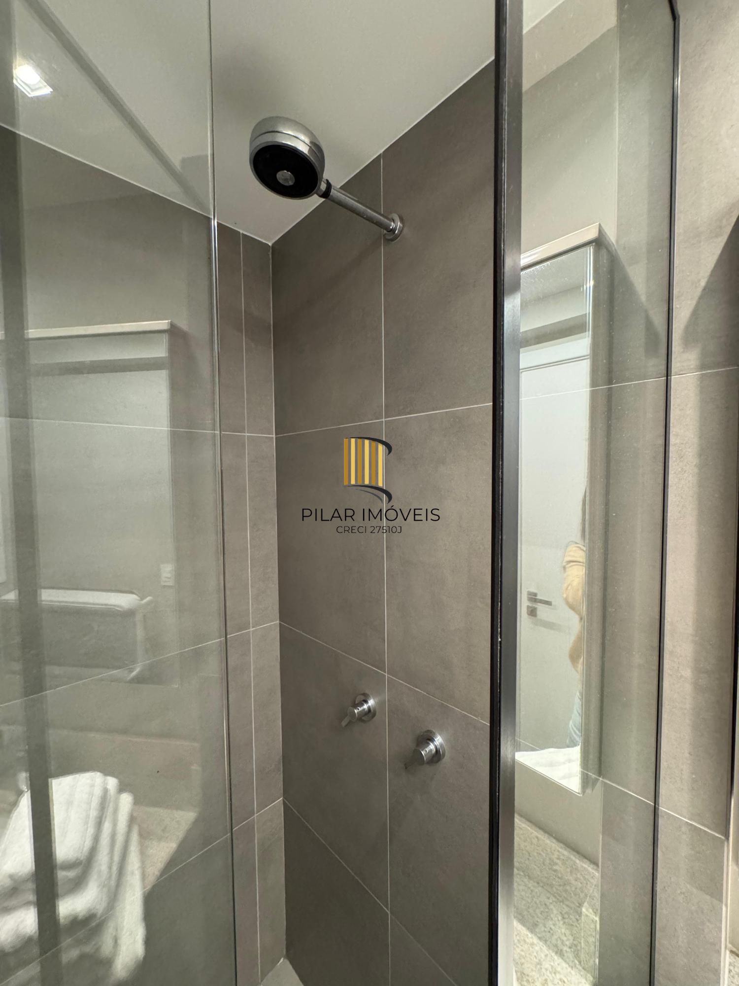 Apartamento com 02 quartos (01 suíte) e 01 vaga escriturada