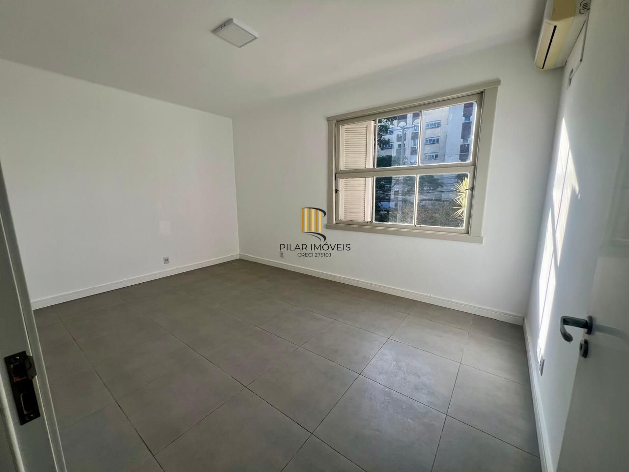 Apartamento 3 dormitórios, sacada em 107m2 no bairro Menino Deus